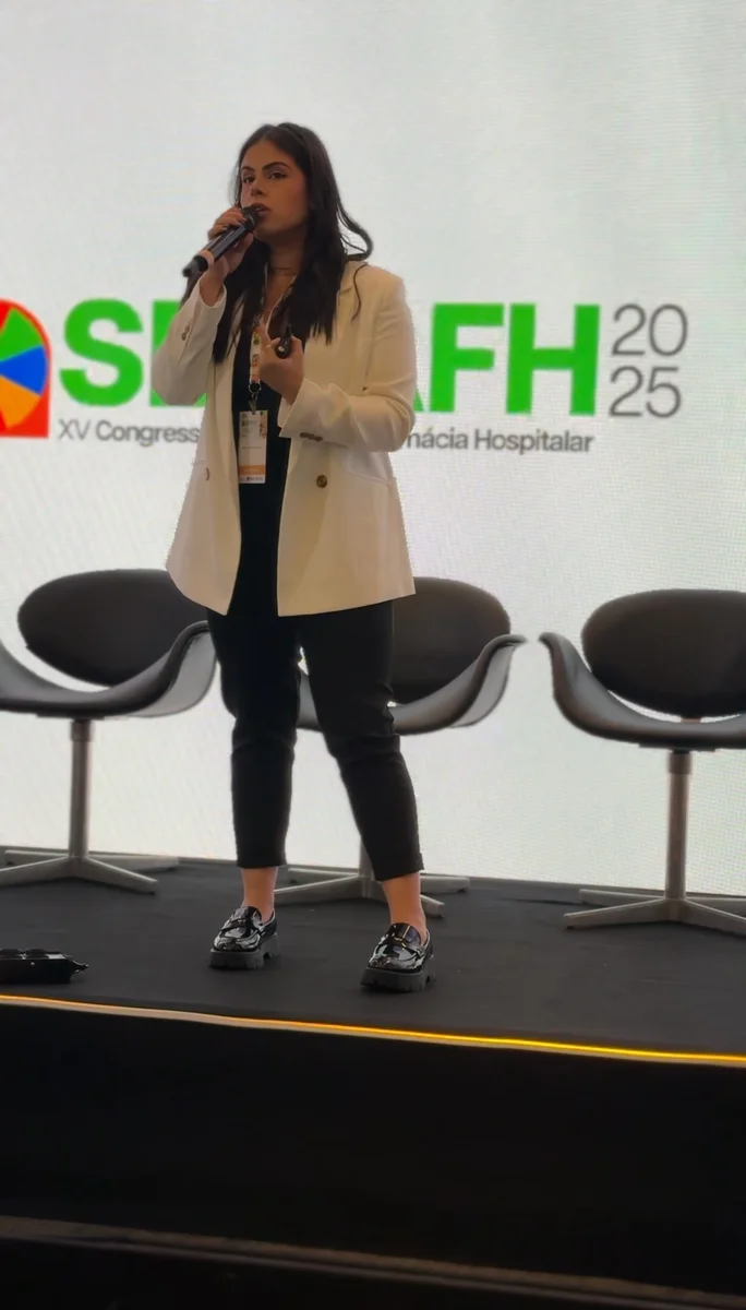 Bianca falando no congresso de farmácia hospitalar SBRAFH em Recife