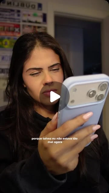 Capa do vídeo Cansa, sabe? com Bianca olhando para o celular